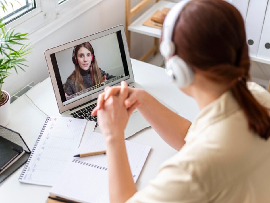 Persona en videollamada con la Dra. María Dolores Calabria durante una teleconsulta de neurología, atención médica personalizada realizada por una especialista en neurología.
