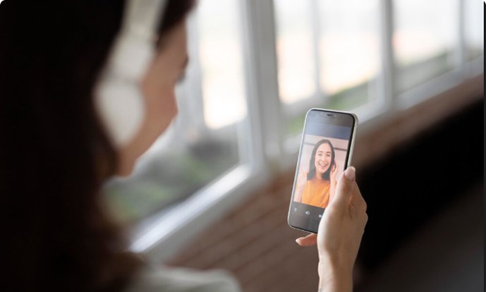 Persona realizando una videollamada por móvil con la Dra. María Dolores Calabria, especialista en neurología que ofrece atención integral y teleconsulta médica personalizada.